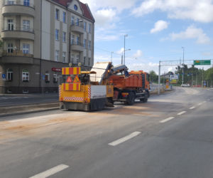 Poważne utrudnienia w centrum Grudziądza. Strażacy usuwają ogromną plamę oleju na ulicy Focha