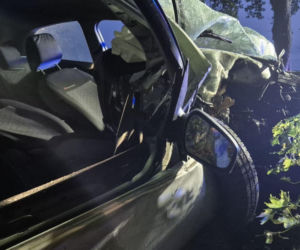Tragiczny finał manewru wyprzedzania. 19-latek zginął po uderzeniu autem w drzewo