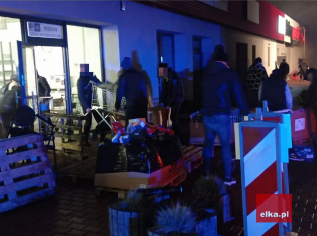 Potężny pożar marketu w Górze. 28 zastępów w akcji 
