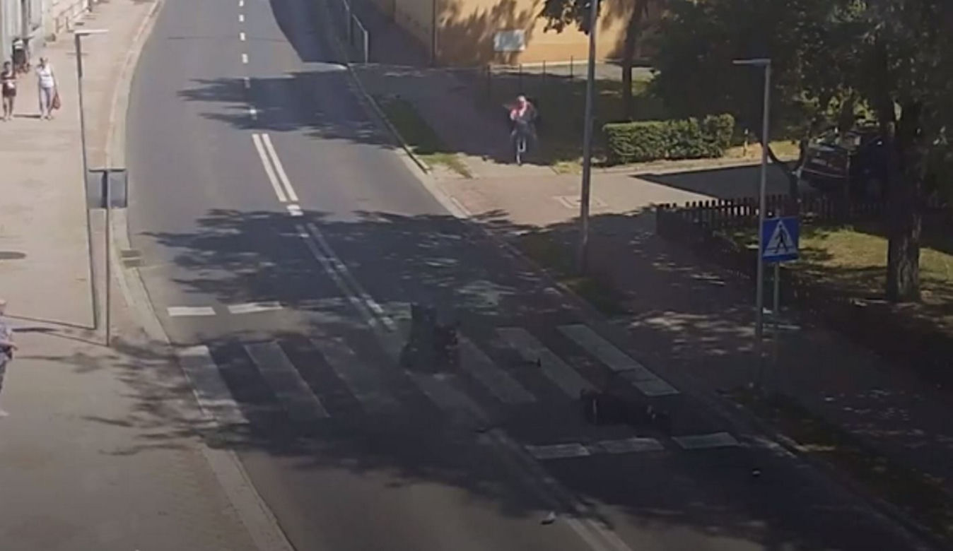 Przerażający wypadek w Sulechowie! Niepełnosprawny mężczyzna wyleciał z wózka po potrąceniu na przejściu [ZDJĘCIA] 