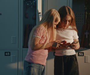 Koniec ze smartfonami w szkołach. Wyjątków nie będzie. Nowe przepisy zmieniają codzienność uczniów