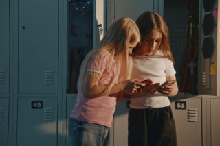 Koniec ze smartfonami w szkołach. Wyjątków nie będzie. Nowe przepisy zmieniają codzienność uczniów