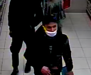 Katowice: Policja szuka dwóch mężczyzn, którzy w drogerii ukradli... szczoteczki do zębów [ZDJĘCIA]