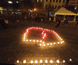 Strajk Kobiet w Lesznie ze zniczami w tle