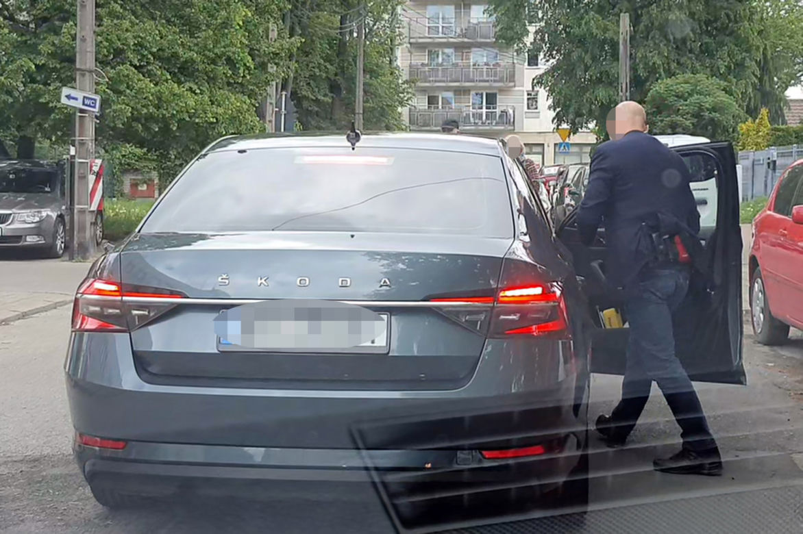 Pawłowicz modli się z ochroniarzem