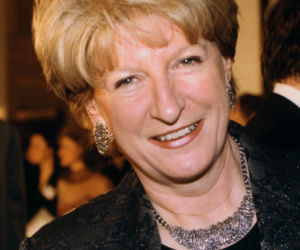 Była pierwszą kobietą na stanowisku premiera III RP. Już po roku złożyła dymisję