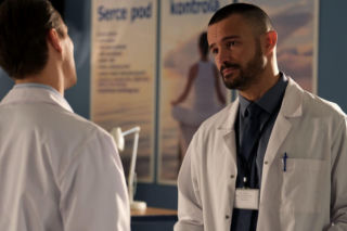 M jak miłość odc. 1929. Olek (Maurycy Popiel), Aleksander Sowiński (Mikołaj Krawczyk)