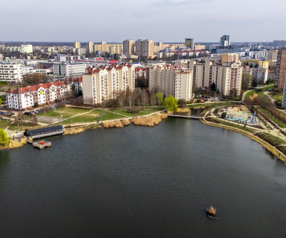 Widok z góry na jezioro Balaton na Gocławiu otoczone blokami i zielenią. O tym parku przeczytasz w serwisie Architektura.