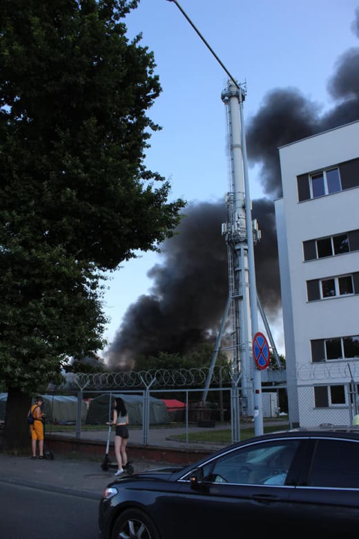 Pożar lokomotywowni w Grudziądzu. Słup dymu widać z daleka [ZDJĘCIA]
