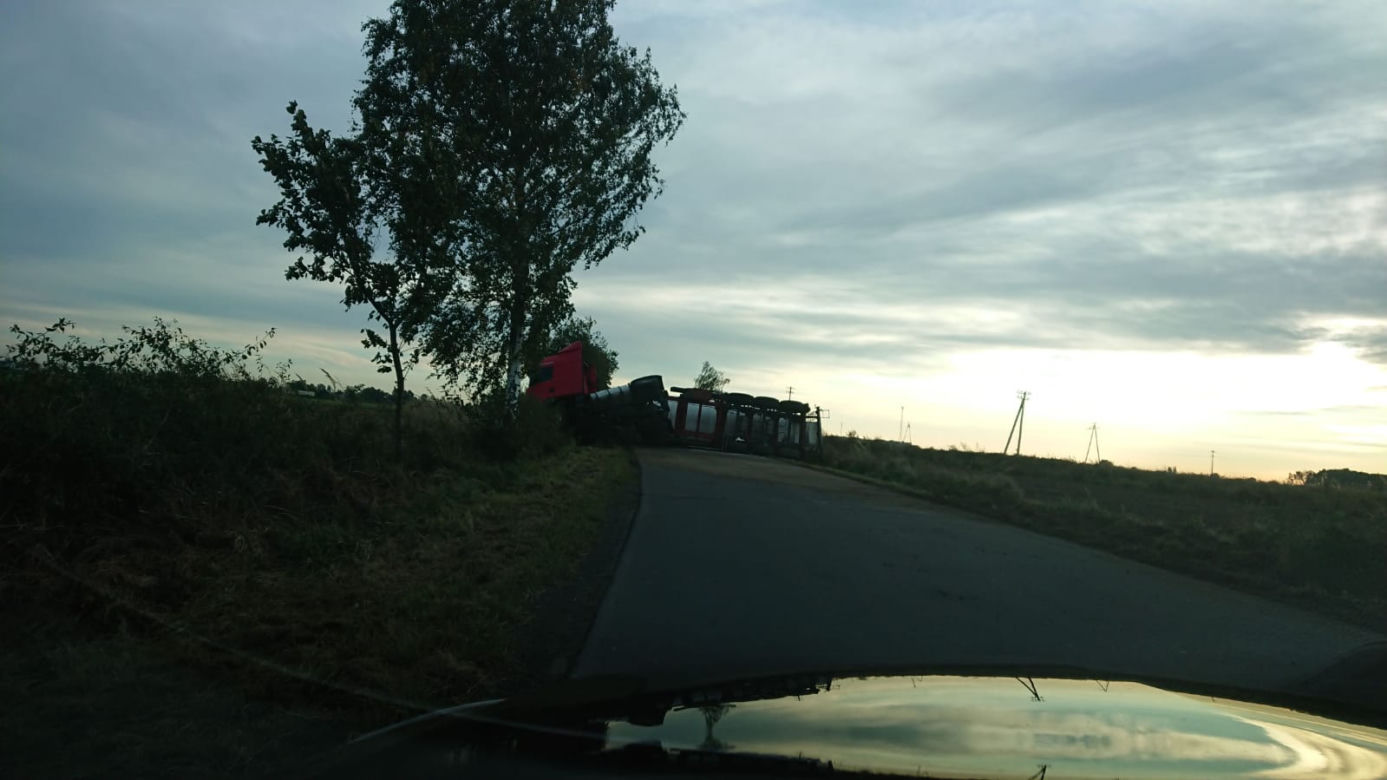 Przewróciła się cysterna z cukrem. Zablokowała całkowicie drogę powiatową