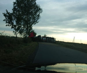 Przewróciła się cysterna z cukrem. Zablokowała całkowicie drogę powiatową