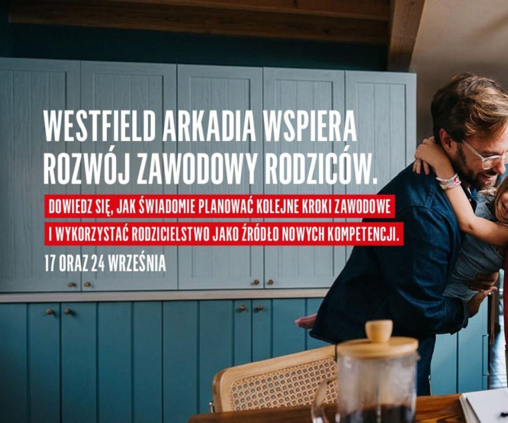 Mężczyzna w okularach przytula córkę w kuchni. O warsztatach dla rodziców w Westfield Arkadia przeczytasz na Eska.