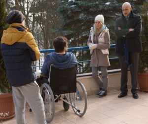 Na dobre i na złe odc. 559. Witek Latoszek (Bartosz Opania), Agata Woźnicka (Emilia Komarnicka), Rafał Konica (Robert Koszucki)