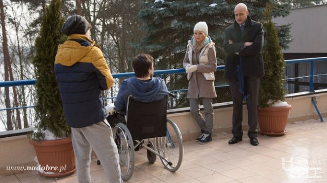 Na dobre i na złe odc. 559. Witek Latoszek (Bartosz Opania), Agata Woźnicka (Emilia Komarnicka), Rafał Konica (Robert Koszucki)