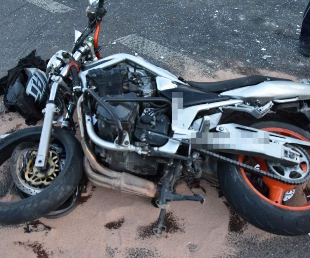 Motocyklem staranował suv-a przewracając go na bok. Zginął na miejscu, kierująca autem umarła w szpitalu