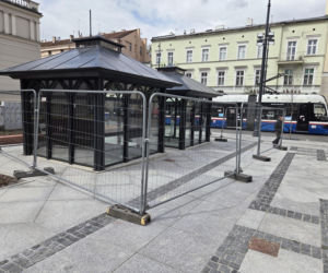 Nowe oblicze placu Wolności. Kwiaciarnie już zamontowane, koniec prac coraz bliżej