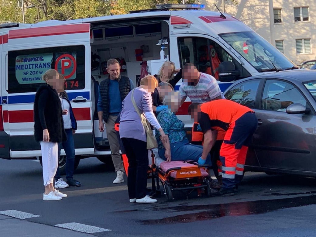 Wypadek samochodowy na Powsińskiej. Pierwszej pomocy udzielał Cezary Pazura