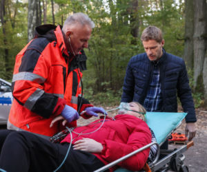 Na Wspólnej, odcinek 3389: Daria (Patrycja Topajew), Tadeusiak (Dariusz Wnuk), ratownicy
