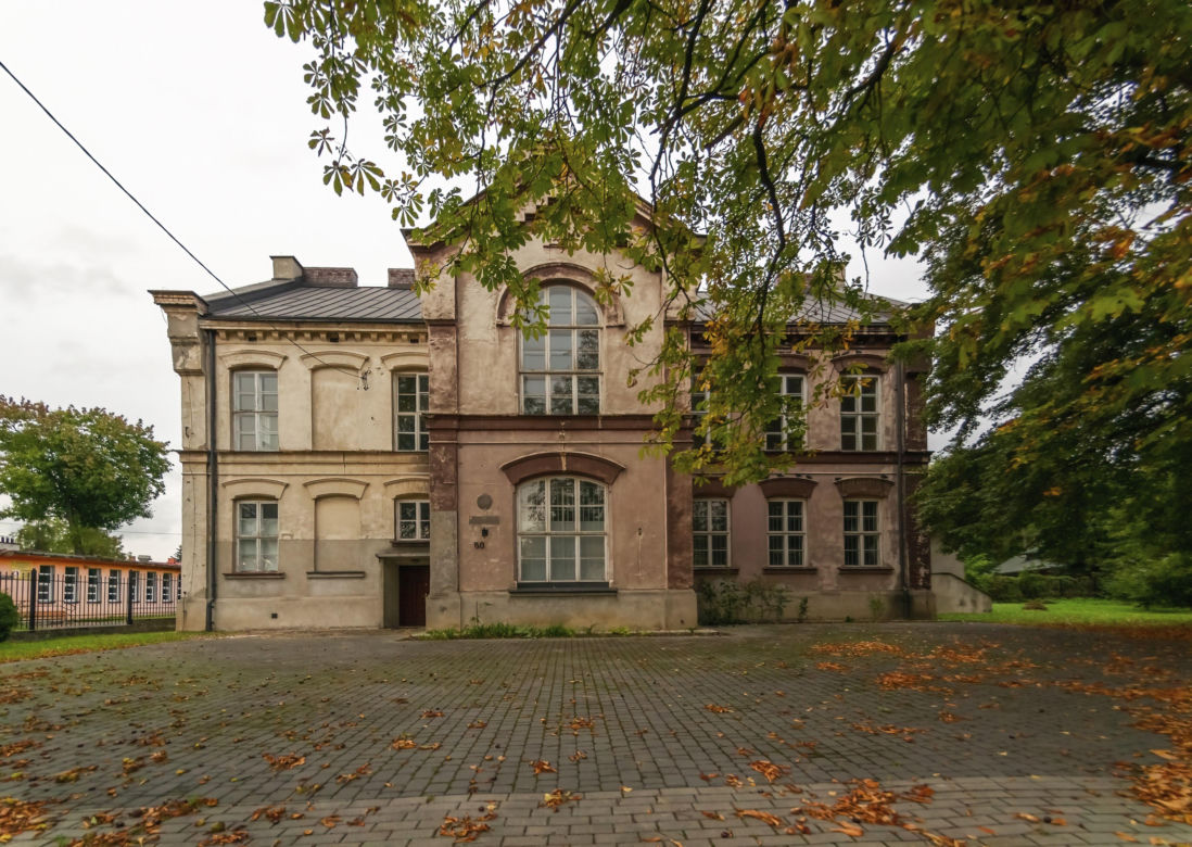 To największe miasto Zagłębia Dąbrowskiego. Czaruje pięknymi pałacami, ale też dworem i zamkiem!