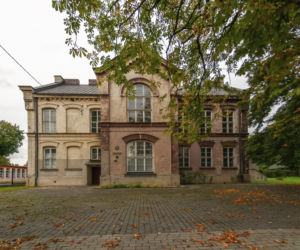 To największe miasto Zagłębia Dąbrowskiego. Czaruje pięknymi pałacami, ale też dworem i zamkiem!