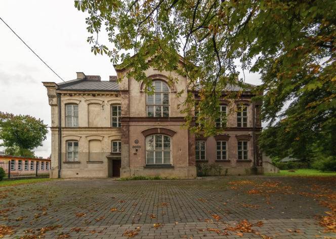 To największe miasto Zagłębia Dąbrowskiego. Czaruje pięknymi pałacami, ale też dworem i zamkiem!
