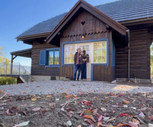Remont starego domu w Tropiu. Poznaj symbolikę niebieskich okien w Małopolsce