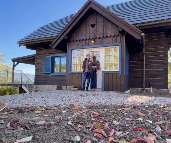 Remont starego domu w Tropiu. Symbolika niebieskich okien