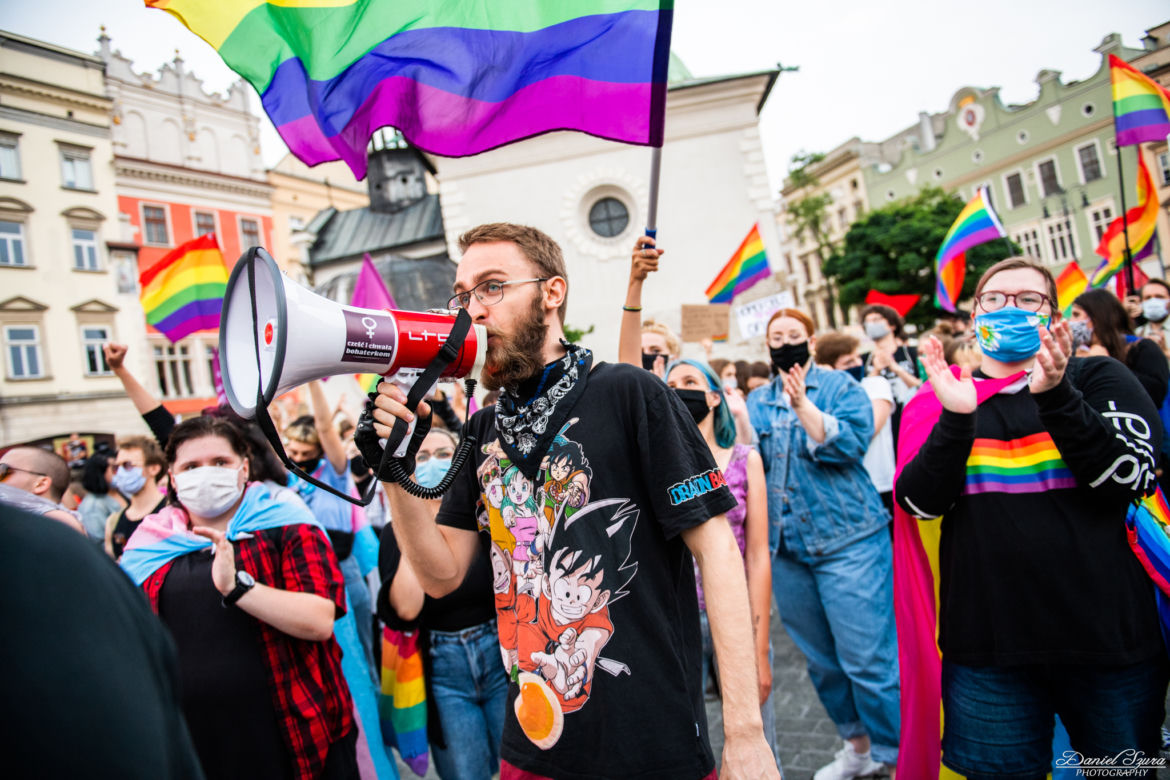 Demonstracja LGBT i narodowców na krakowskim Rynku