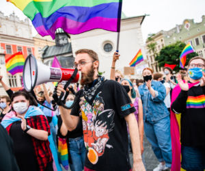 Demonstracja LGBT i narodowców na krakowskim Rynku
