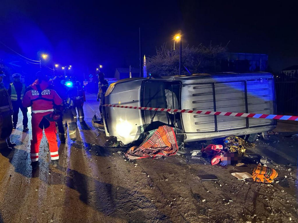 Rozbił forda na betonowym słupie. Jechał bez prawka i po alkoholu
