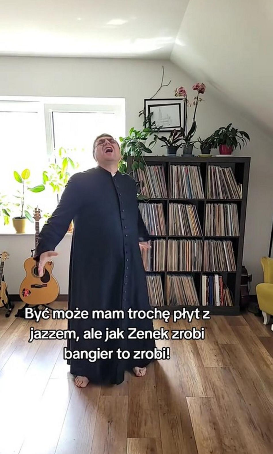 Ksiądz Krzysztof Kołtunowicz bez skarpetek wygłupia się przy kawałku Zenka Martyniuka