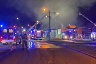 Potężny pożar Biedronki! Cały dach sklepu objęty ogniem