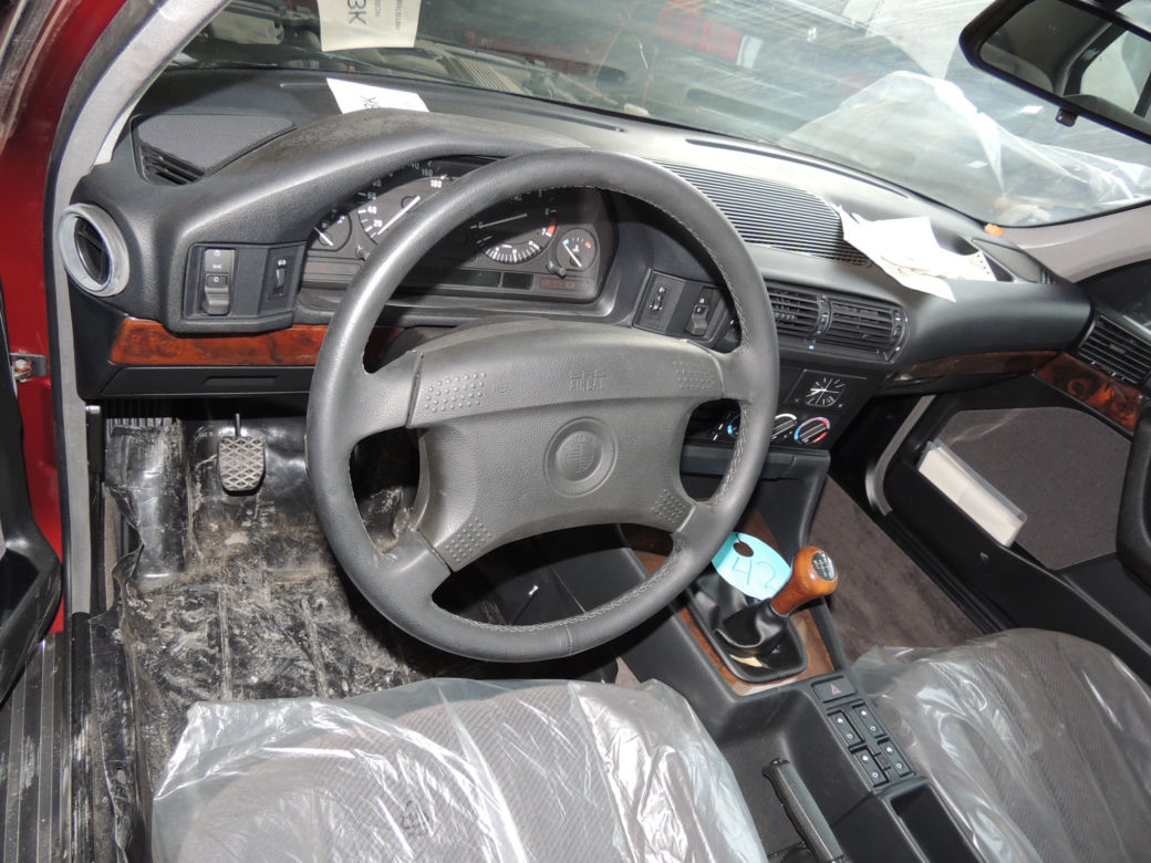 Bułgaria. Odnaleziono w magazynie 11 fabrycznie nowych BMW E34