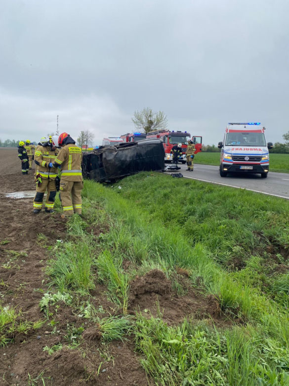 Kierowca busa wjechał do rowu. Wypadek w powiecie gostyńskim