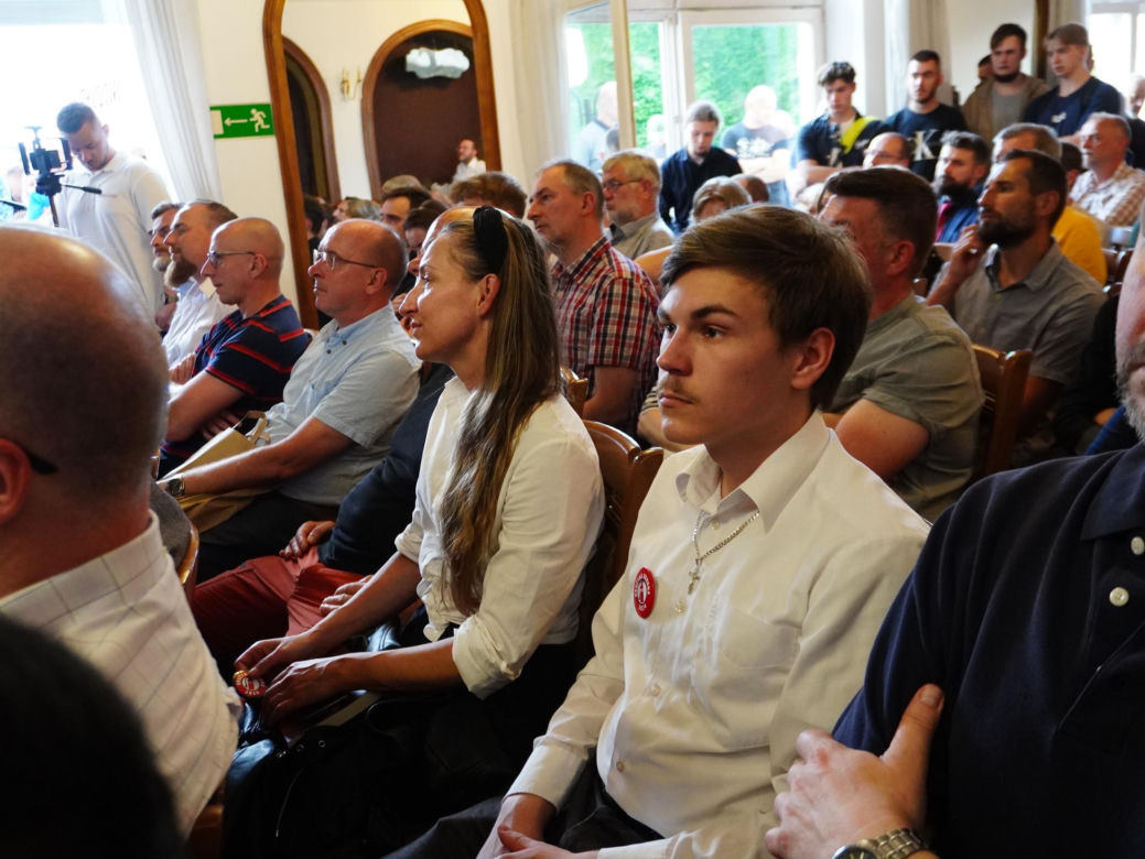 Tłumy na spotkaniu z Grzegorzem Braunem w Tarnowie. Mieszkańcy przynieśli gaśnice