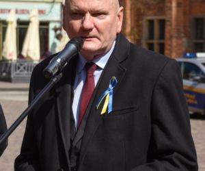 Arkadiusz Brodziński czeka na przystanku, na którym nie stają autobusy
