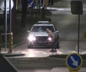 Szczecinek. Urządził sobie akrobacje na znakach drogowych. Wszystko nagrały kamery [ZDJĘCIA]