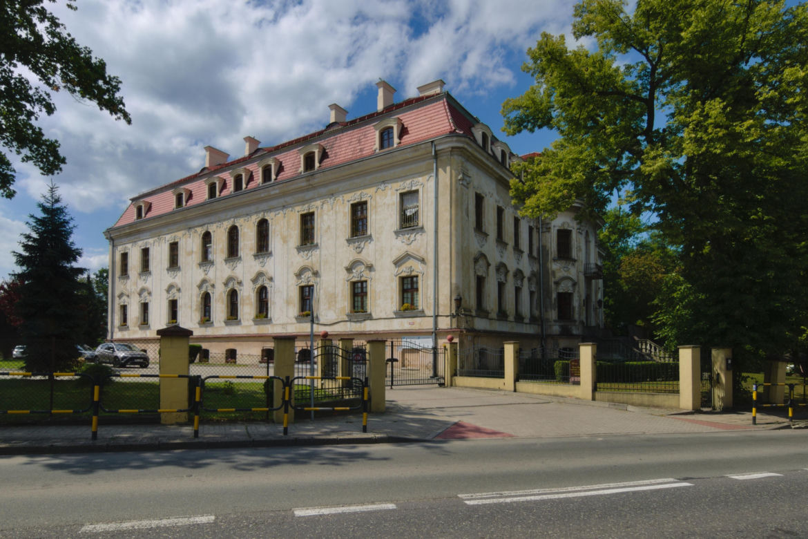To jedno z najpiękniejszych miasteczek na Śląsku. Czaruje nie tylko rynkiem, ale też unikatowym pałacem