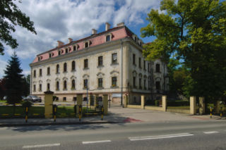 To jedno z najpiękniejszych miasteczek na Śląsku. Czaruje nie tylko rynkiem, ale też unikatowym pałacem