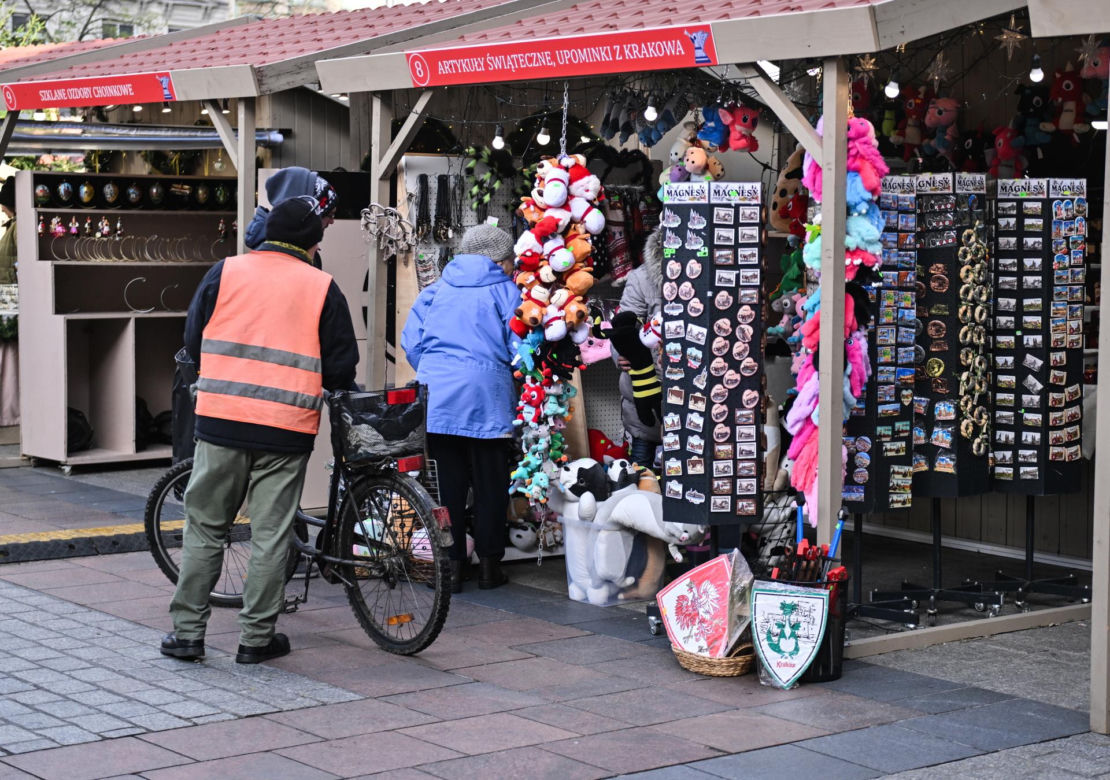 Tłumy na jarmarku bożonarodzeniowym w Krakowie