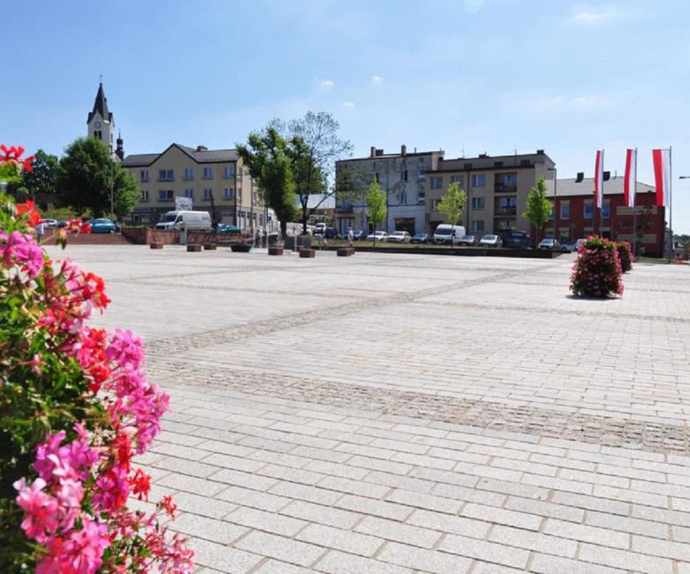 Betonowa nawierzchnia Rynku w Starachowicach przed zmianami. O planach zazielenienia placu przeczytasz na Eska Starachowice.