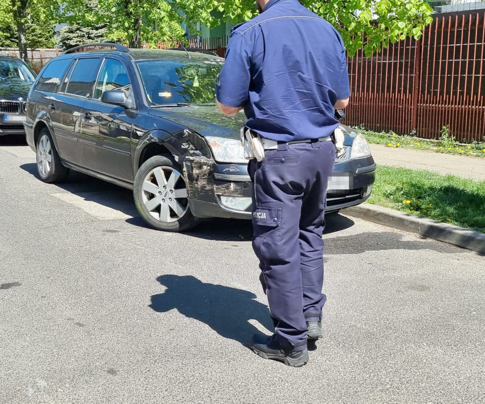 Kompletnie pijany wjechał w zaparkowane auta i ogrodzenie. Kierowca miał 3 promile