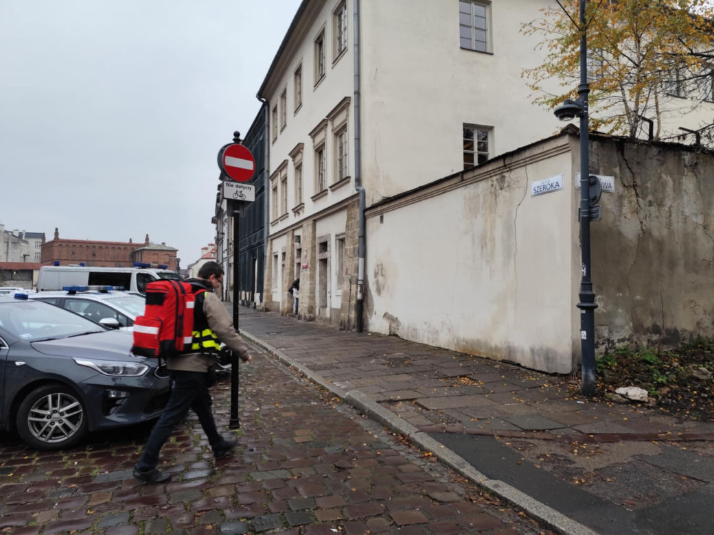 Kraków. Wyrwał policjantom broń i strzelił na komisariacie. Mężczyzna nie żyje, zginęła też jego partnerka