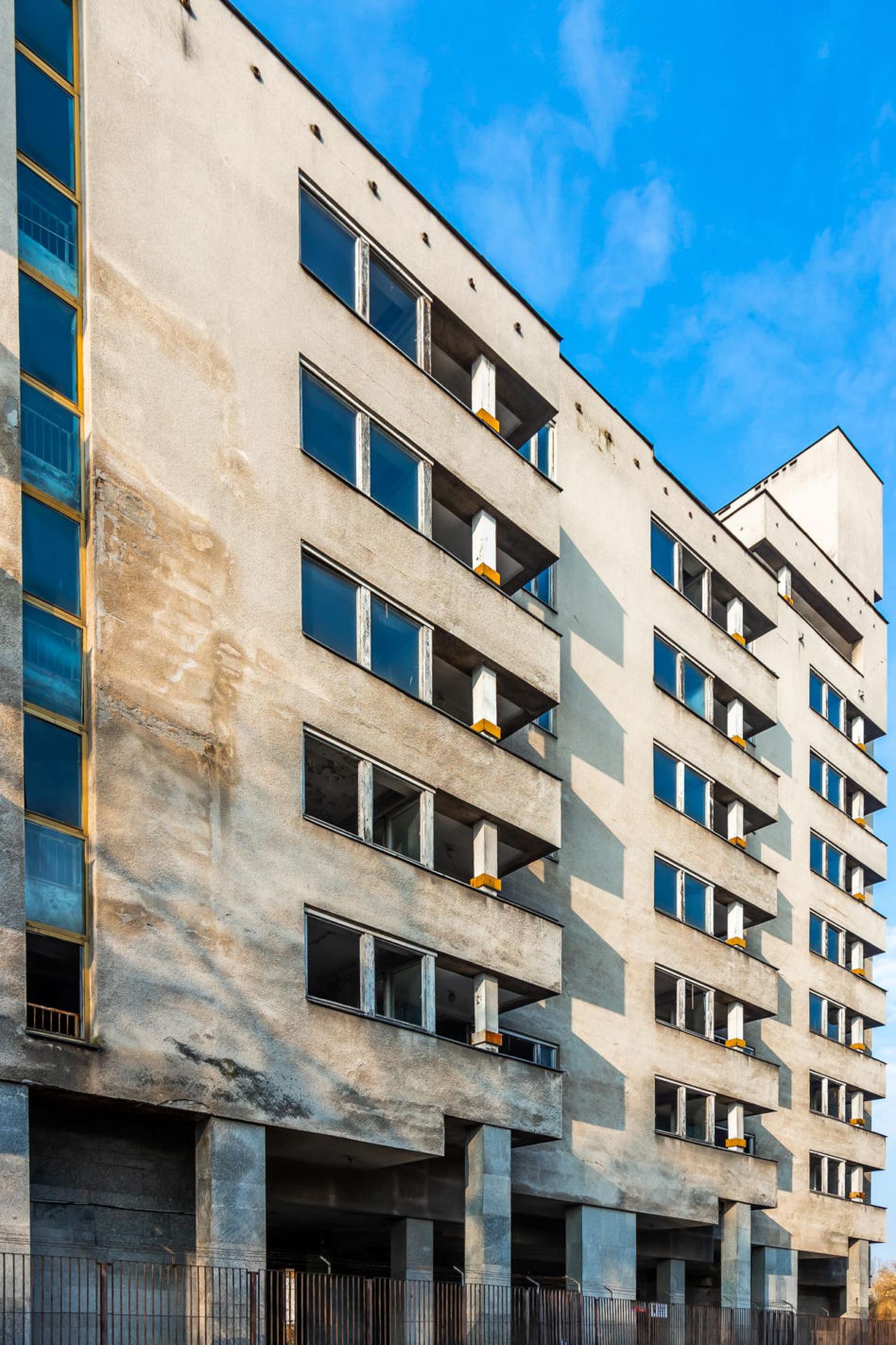 Szpiegowo, blok na Sobieskiego 100 w Warszawie