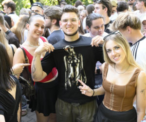 Fani w upale czekają na koncert The Weeknd. Tłumy w Warszawie