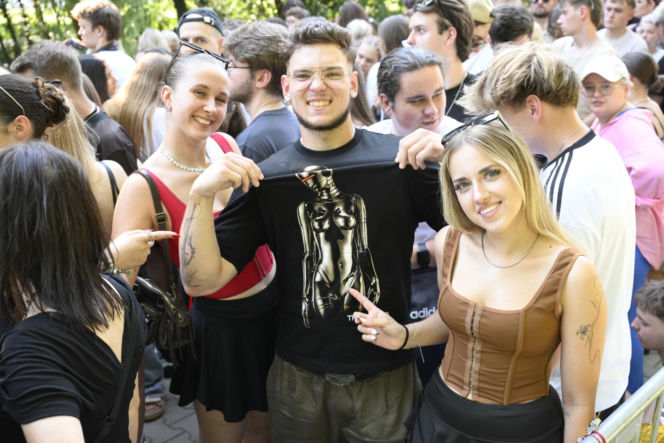 Fani w upale czekają na koncert The Weeknd. Tłumy w Warszawie