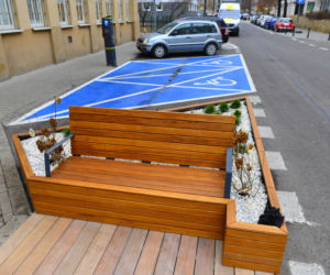 Postawili drewnianą ławkę za 24 tysiące
