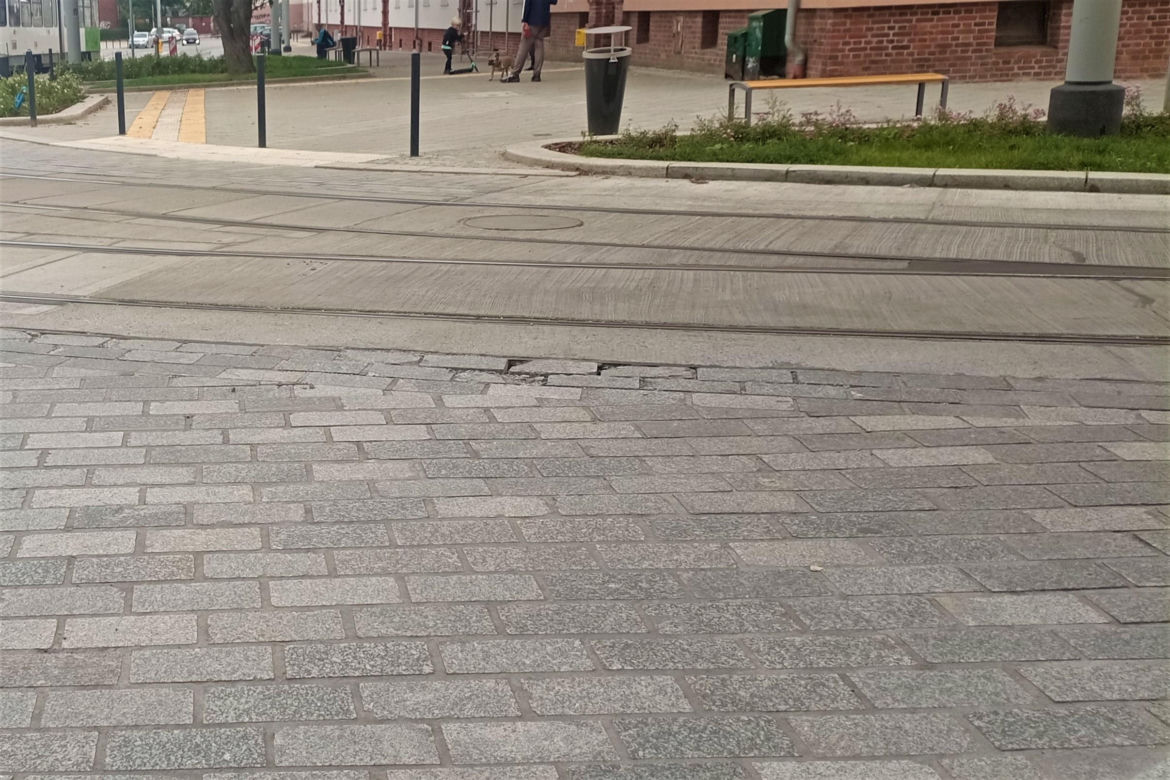 Krusząca się kostka brukowa na nowej pętli Dworzec Niebuszewo