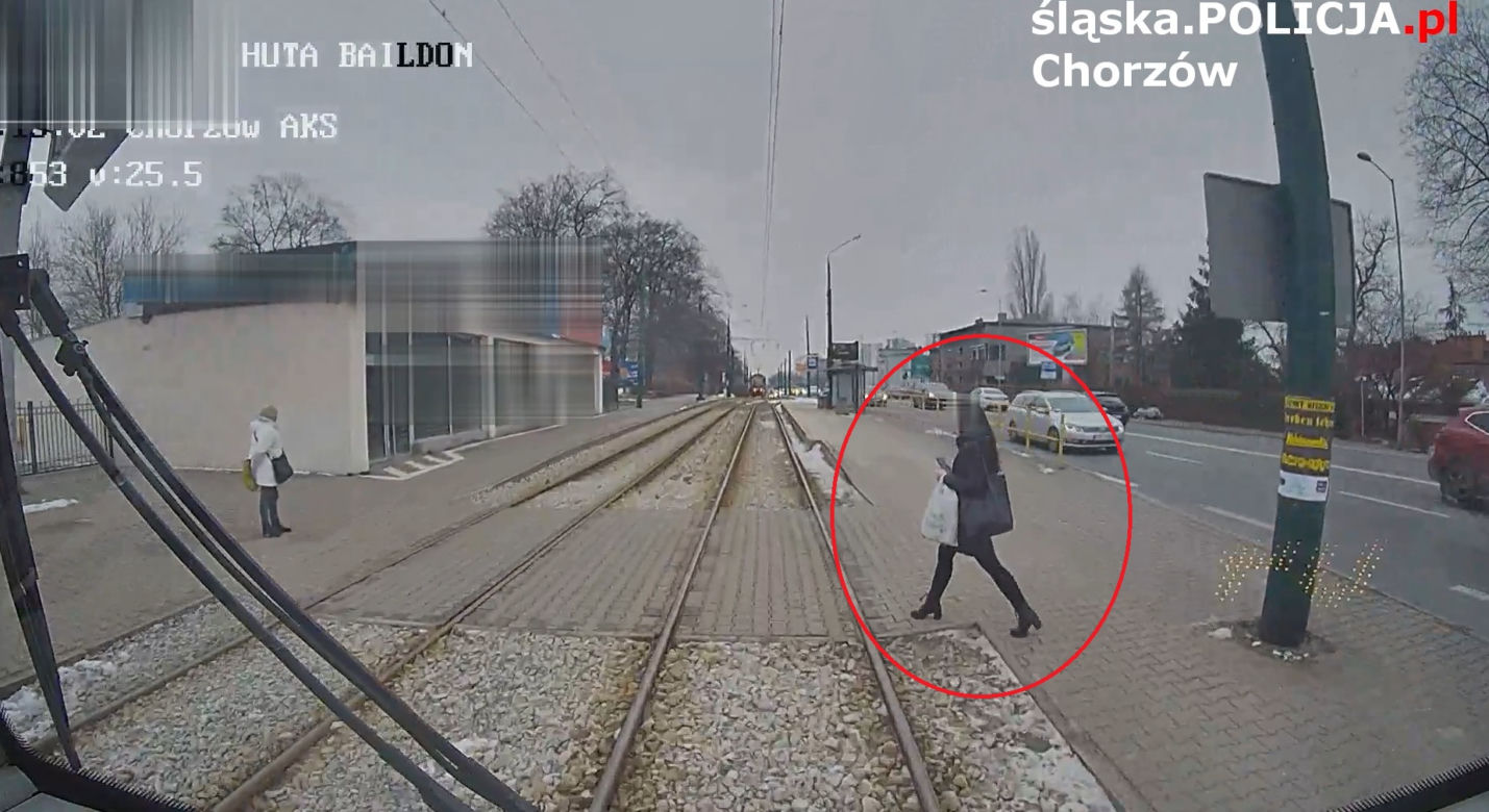 Chorzów. Piesza wchodzi wprost pod nadjeżdżający tramwaj