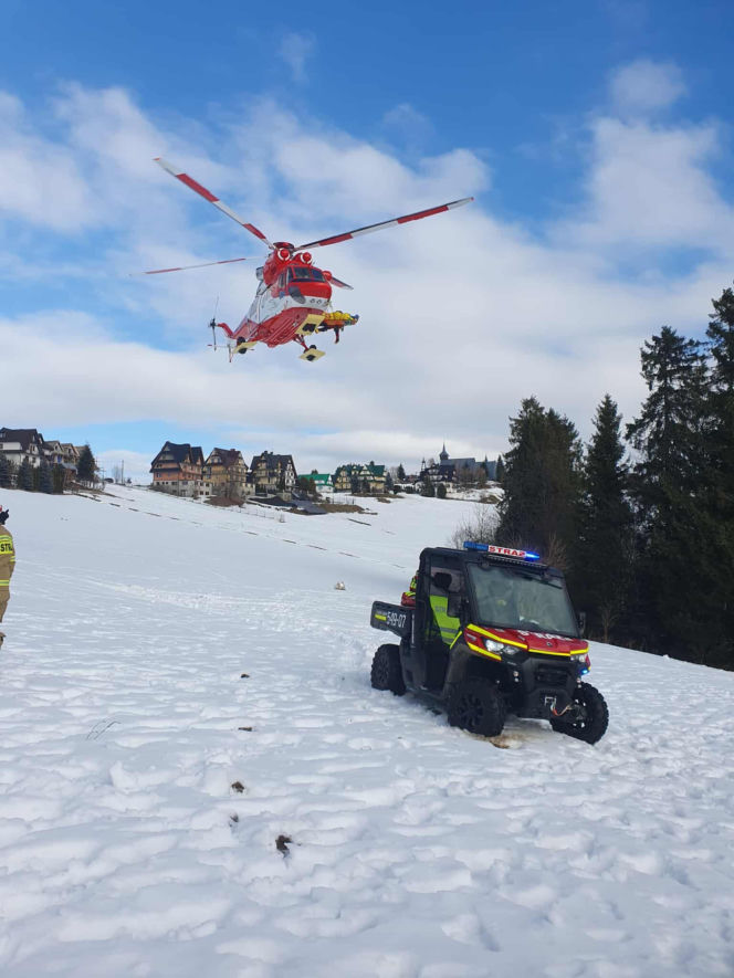 Koszmarny wypadek na stoku narciarskim na Podhalu. Mężczyzna uderzył w drzewo i wpadł do potoku